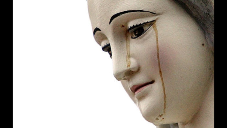 खून के आंसू वाली मदर मैरी की मूर्ति