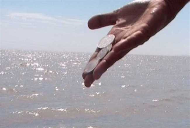 नदी में सिक्के फेंकना