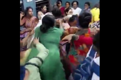 कोलकाता लोकल में औरतो ने दूसरे पर बरसाए “लात मुक्के”